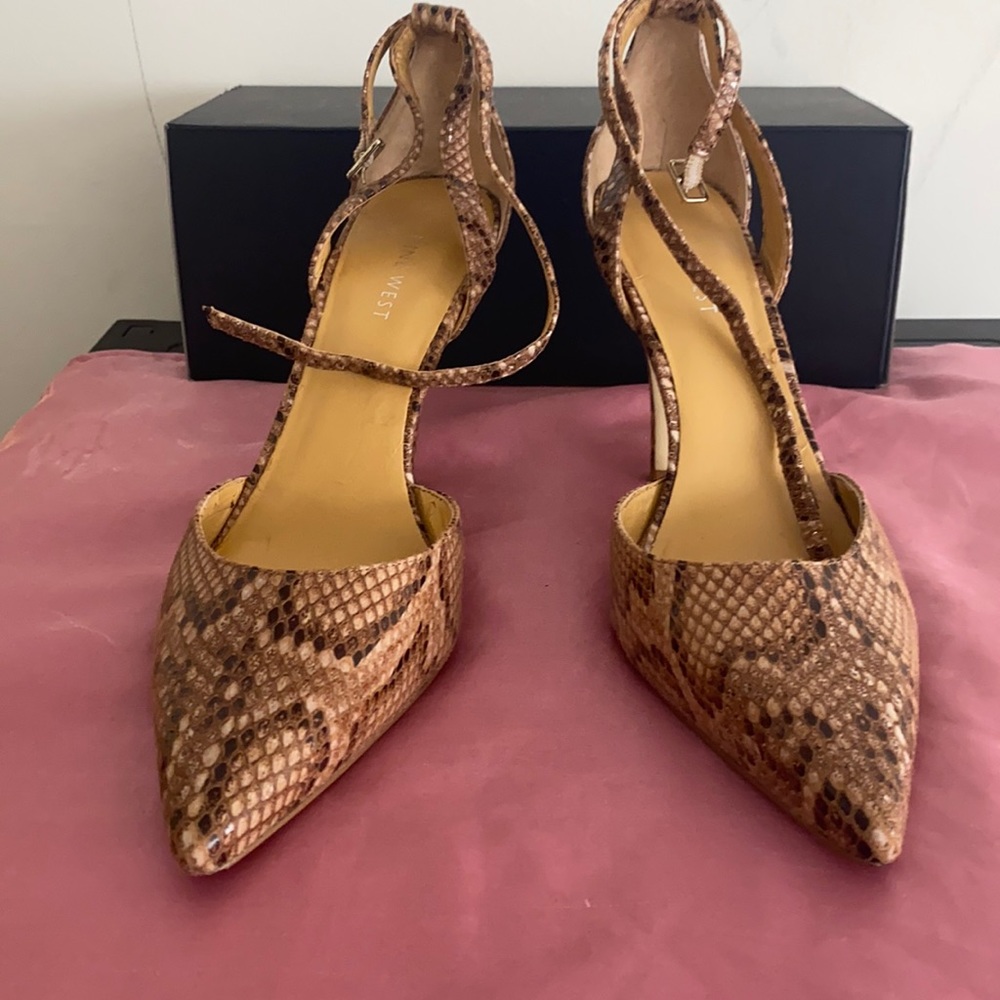 Ladies heeled shoes